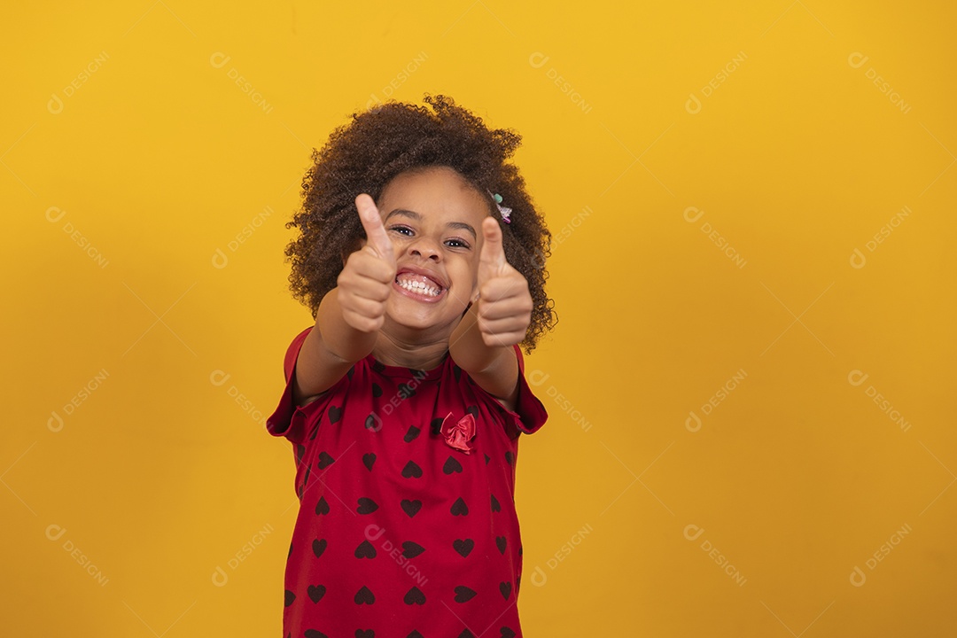Linda menina criança sobre fundo isolado amarelo