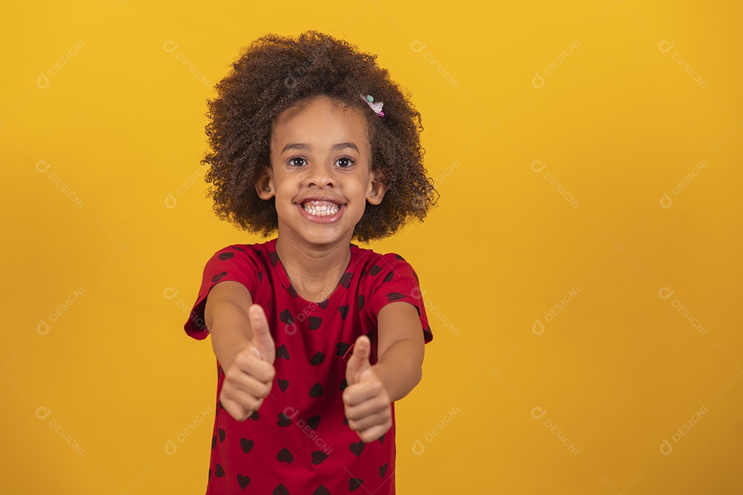 Linda menina criança sobre fundo isolado amarelo
