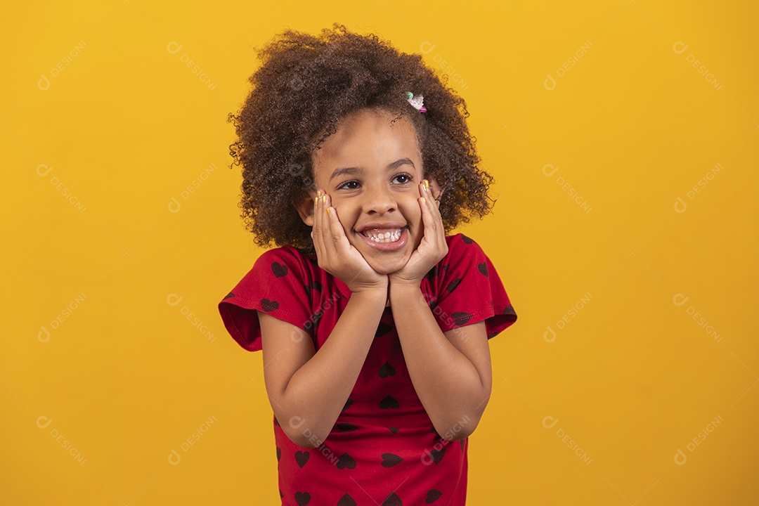 Linda menina criança sobre fundo isolado amarelo