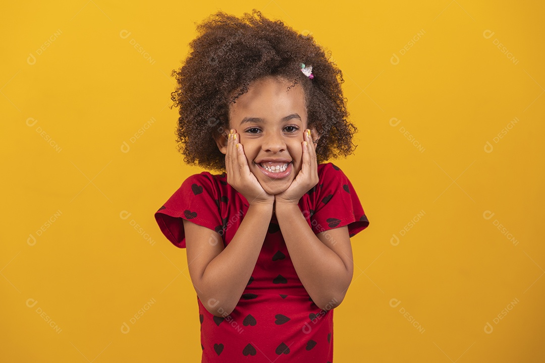 Linda menina criança sobre fundo isolado amarelo