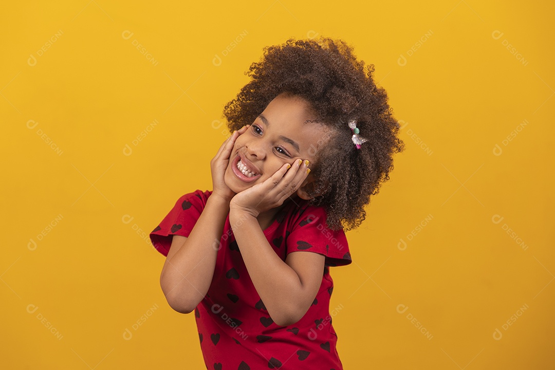 Linda menina criança sobre fundo isolado amarelo
