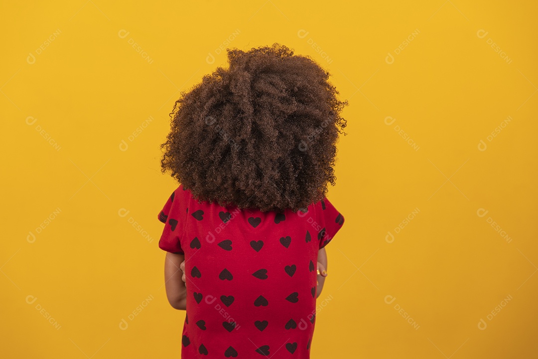 Linda menina criança sobre fundo isolado amarelo