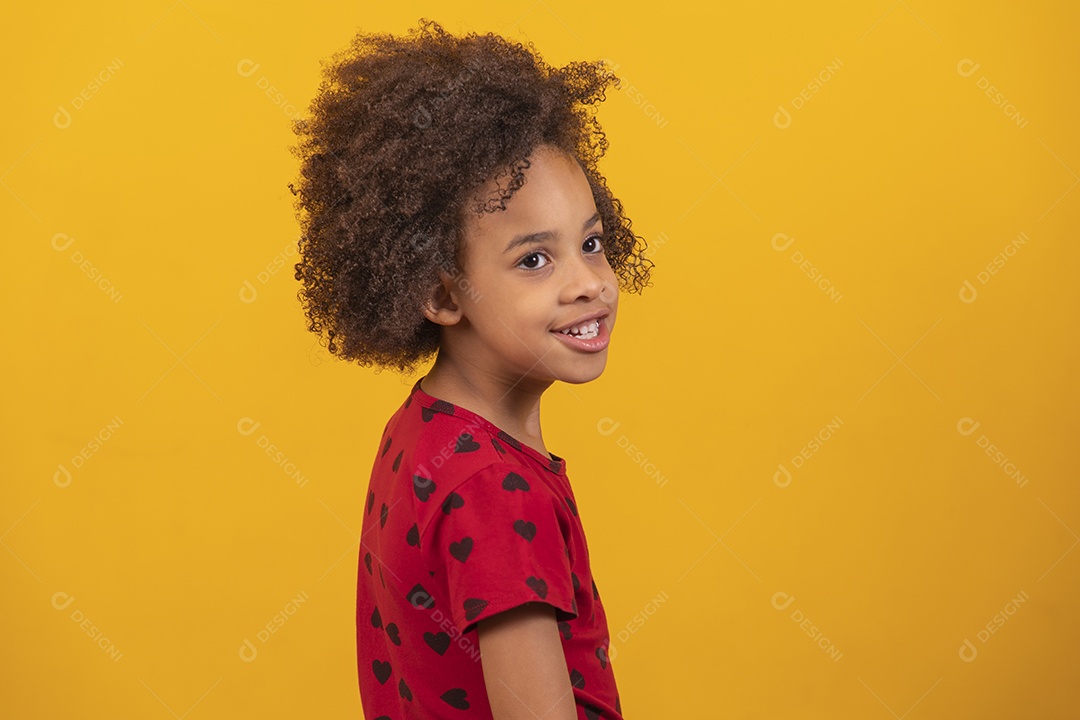 Linda menina criança sobre fundo isolado amarelo