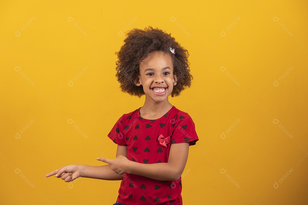 Linda menina criança sobre fundo isolado amarelo