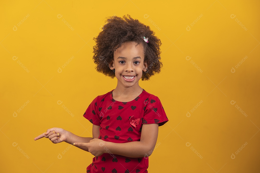 Linda menina criança sobre fundo isolado amarelo