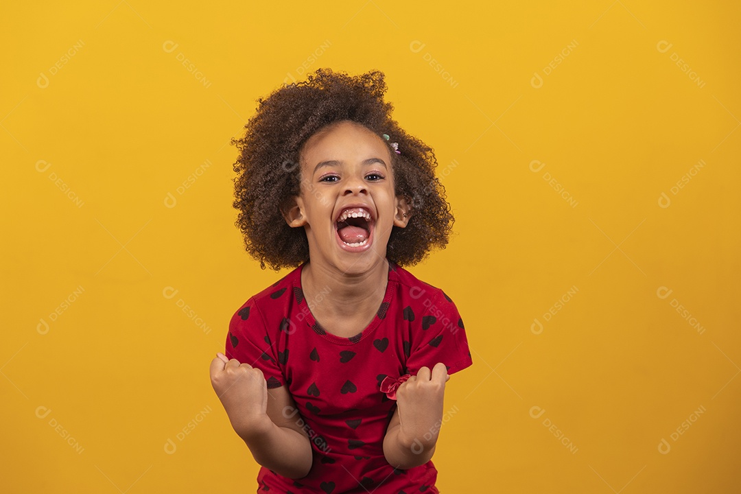 Linda menina criança sobre fundo isolado amarelo