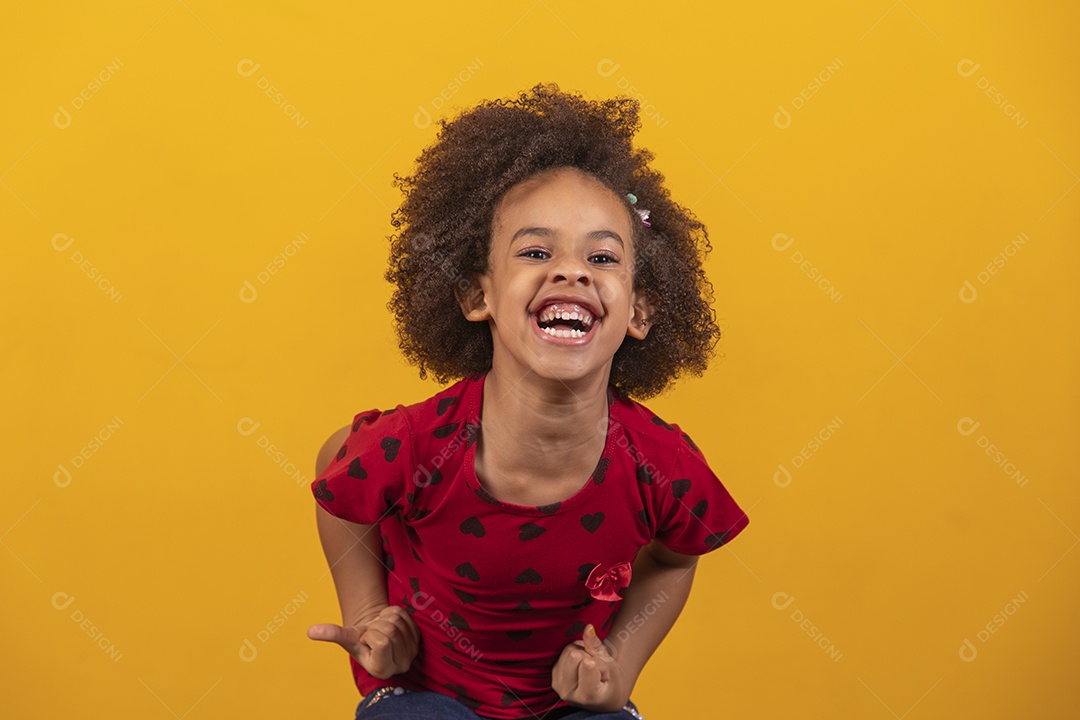 Linda menina criança sobre fundo isolado amarelo