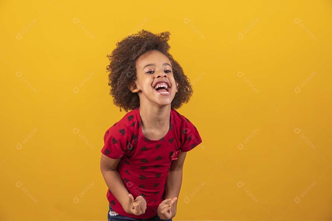 Linda menina criança sobre fundo isolado amarelo