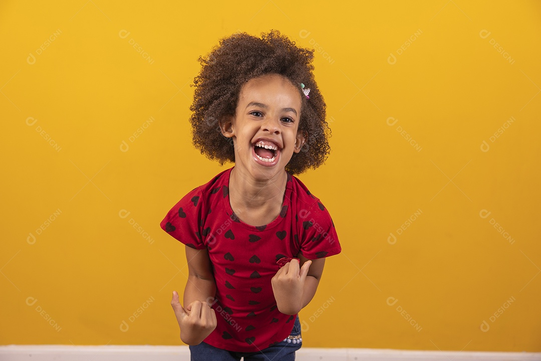 Linda menina criança sobre fundo isolado amarelo