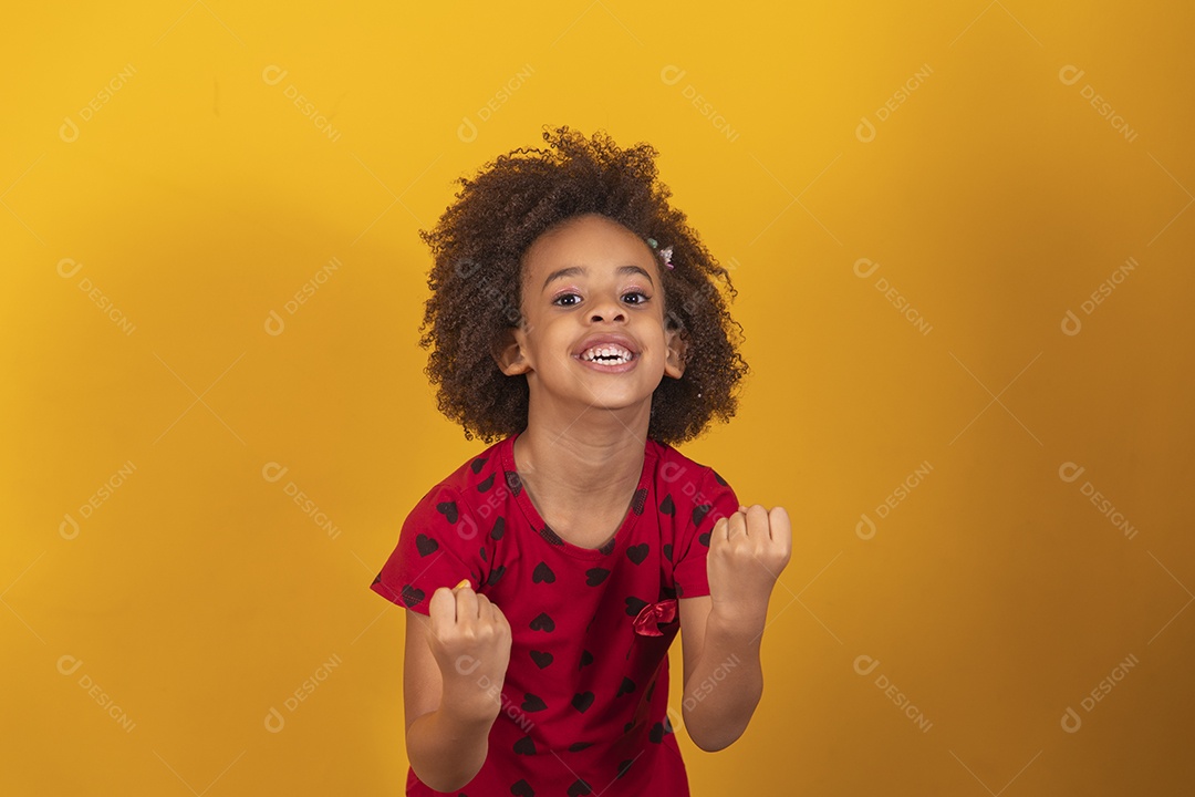Linda menina criança sobre fundo isolado amarelo