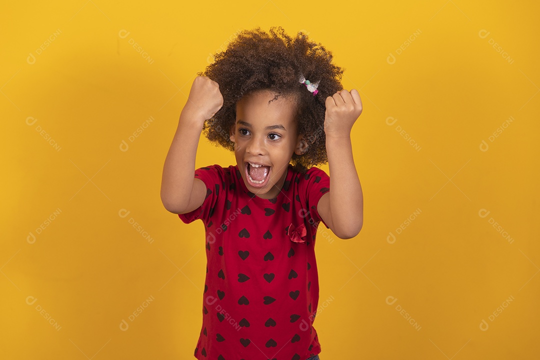 Linda menina criança sobre fundo isolado amarelo