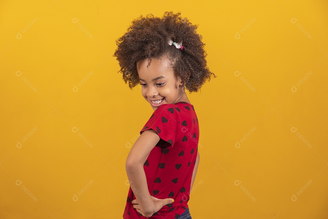 Linda menina criança sobre fundo isolado amarelo