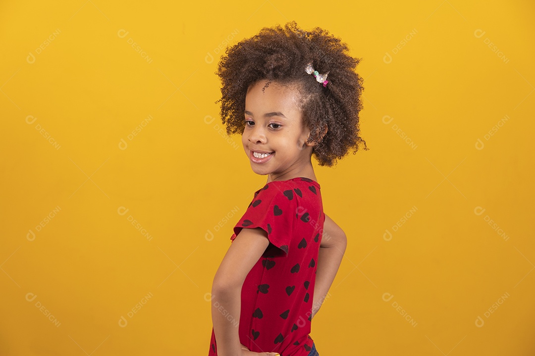Linda menina criança sobre fundo isolado amarelo
