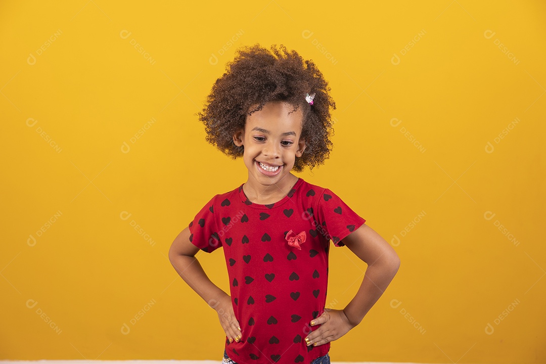 Linda menina criança sobre fundo isolado amarelo