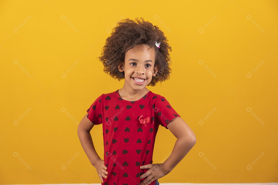 Linda menina criança sobre fundo isolado amarelo