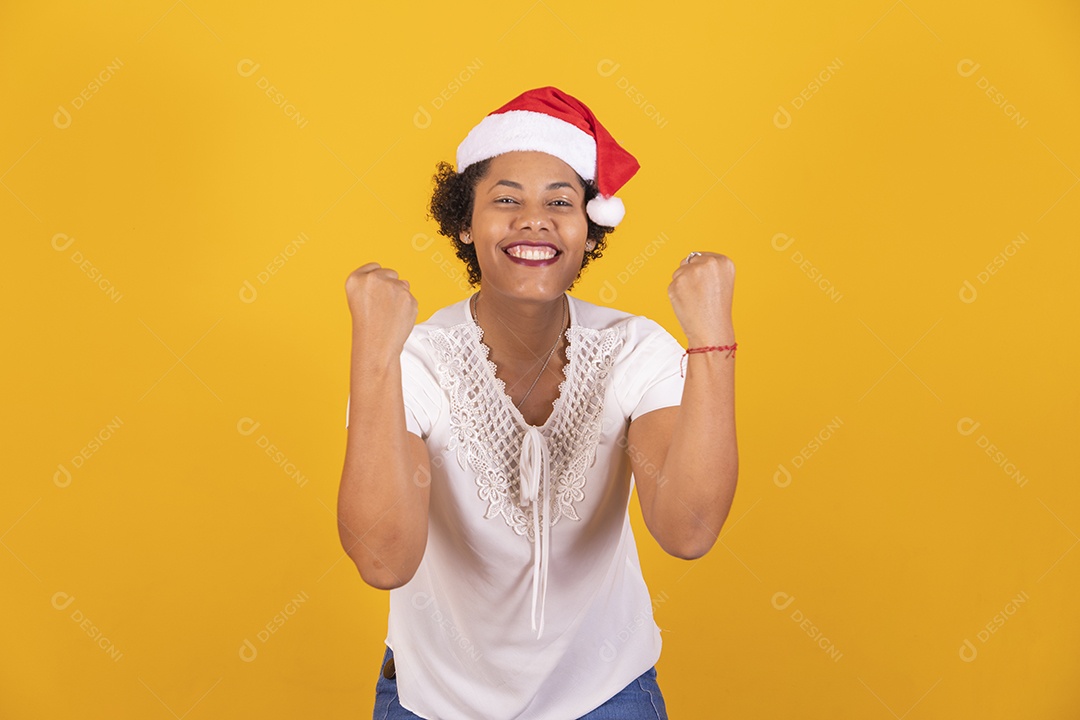 Linda mulher jovem usando gorro do Papai Noel