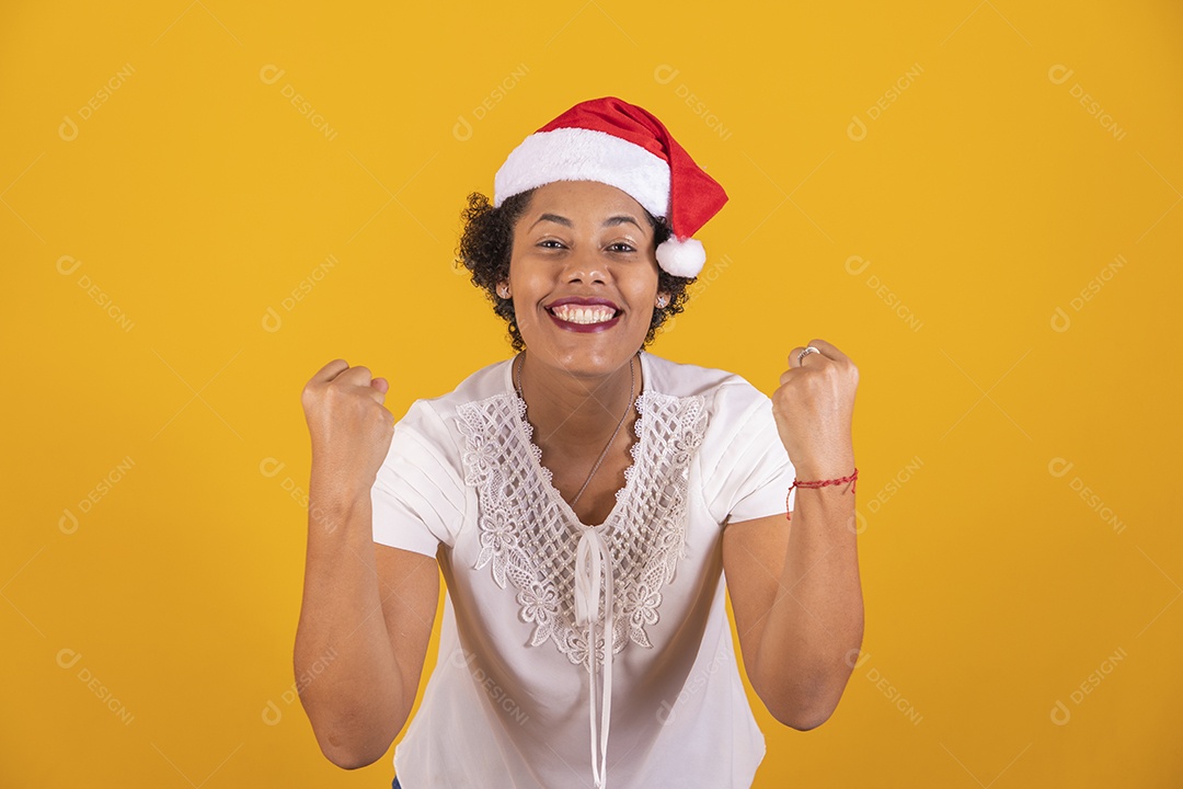 Linda mulher jovem usando gorro do Papai Noel