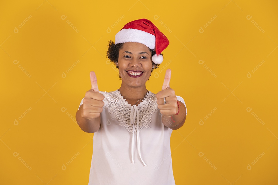 Linda mulher jovem usando gorro do Papai Noel