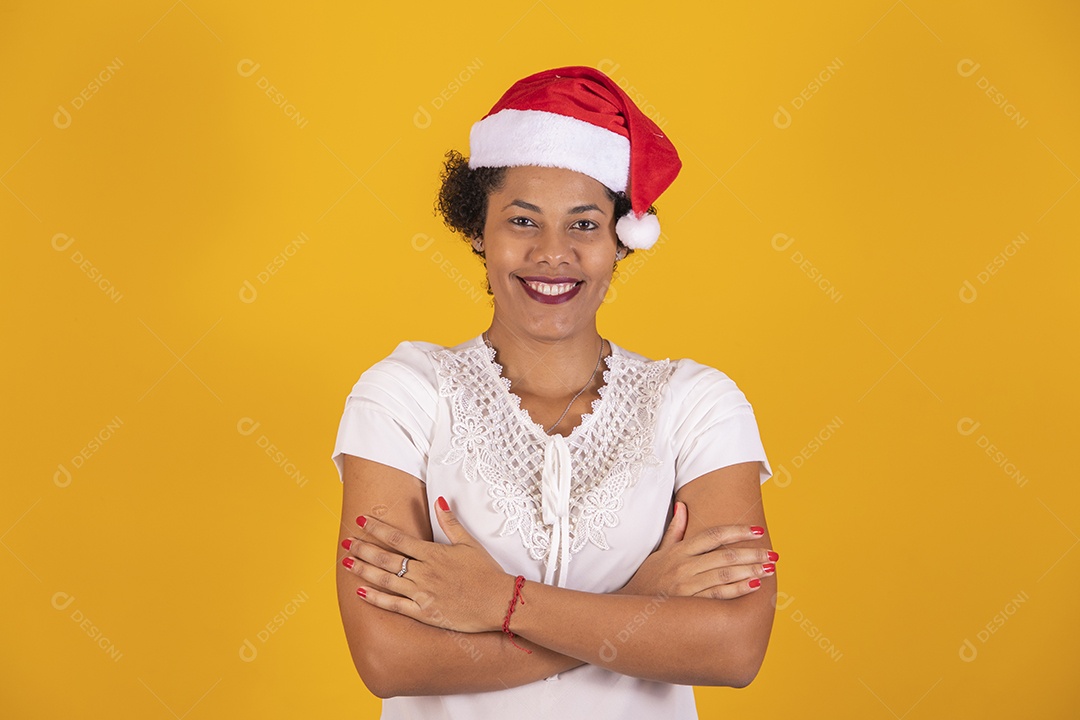 Linda mulher jovem usando gorro do Papai Noel
