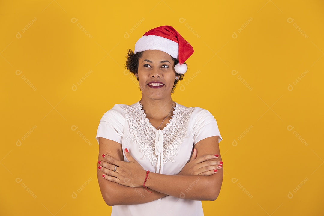 Linda mulher jovem usando gorro do Papai Noel