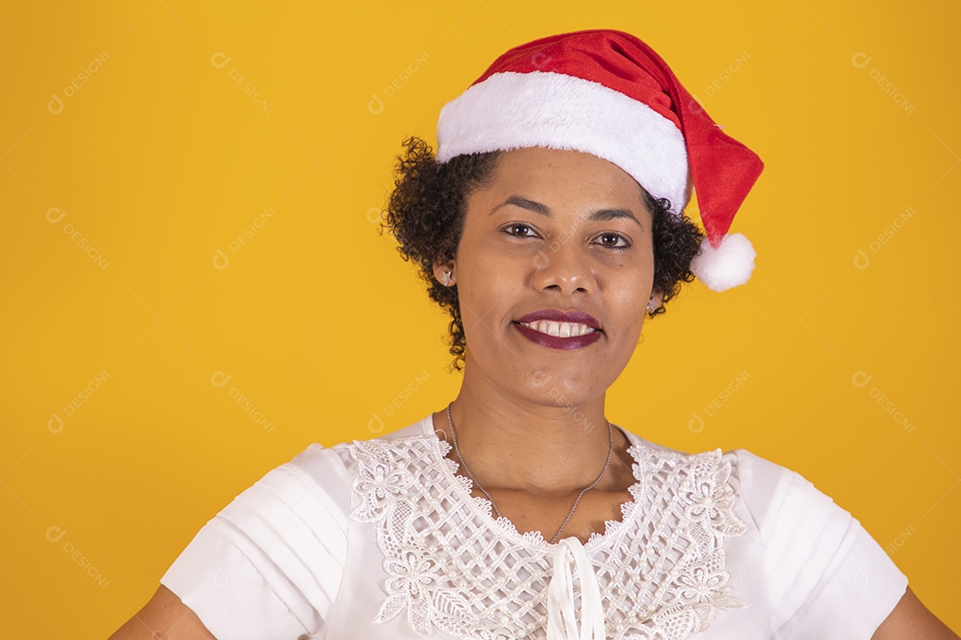 Linda mulher jovem usando gorro do Papai Noel