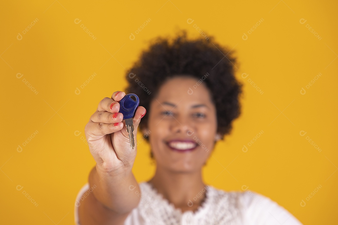 Linda mulher jovem segurando chave de carro usando gorro do Papai Noel