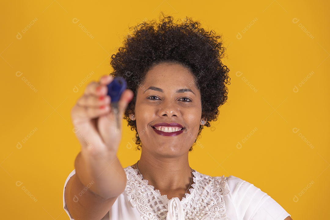 Linda mulher jovem segurando chave de carro usando gorro do Papai Noel