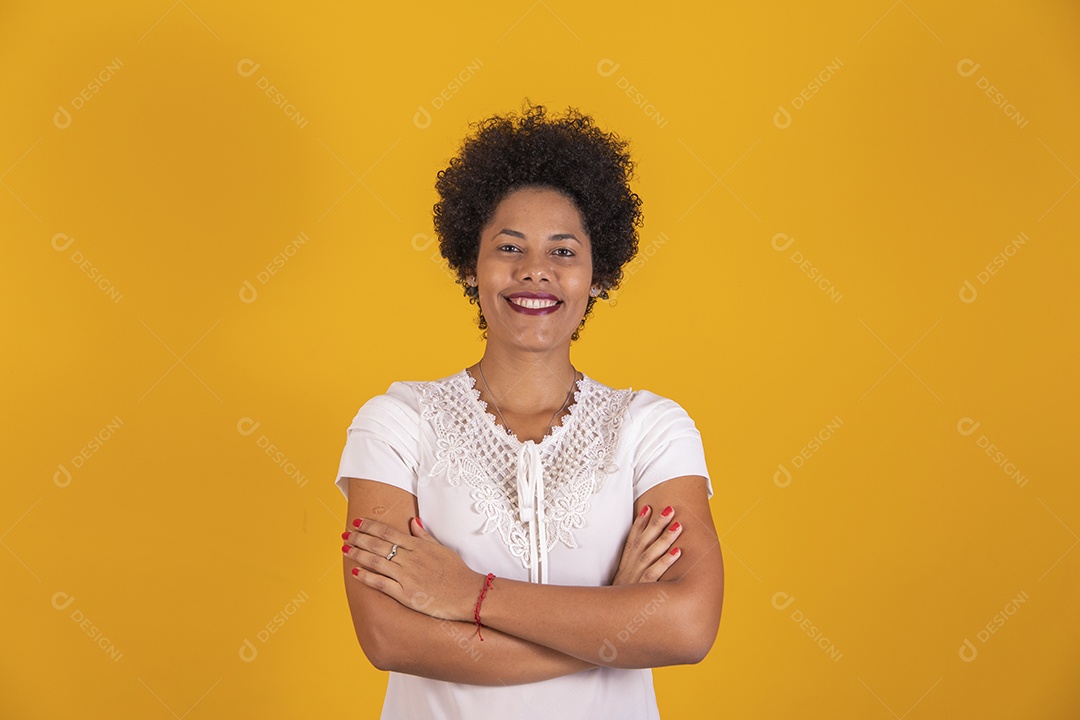Linda mulher jovem cabelo afro sobre fundo isolado amarelo