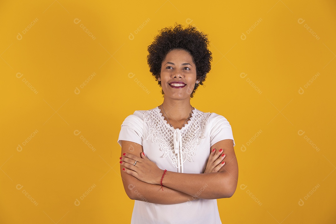 Linda mulher jovem cabelo afro sobre fundo isolado amarelo
