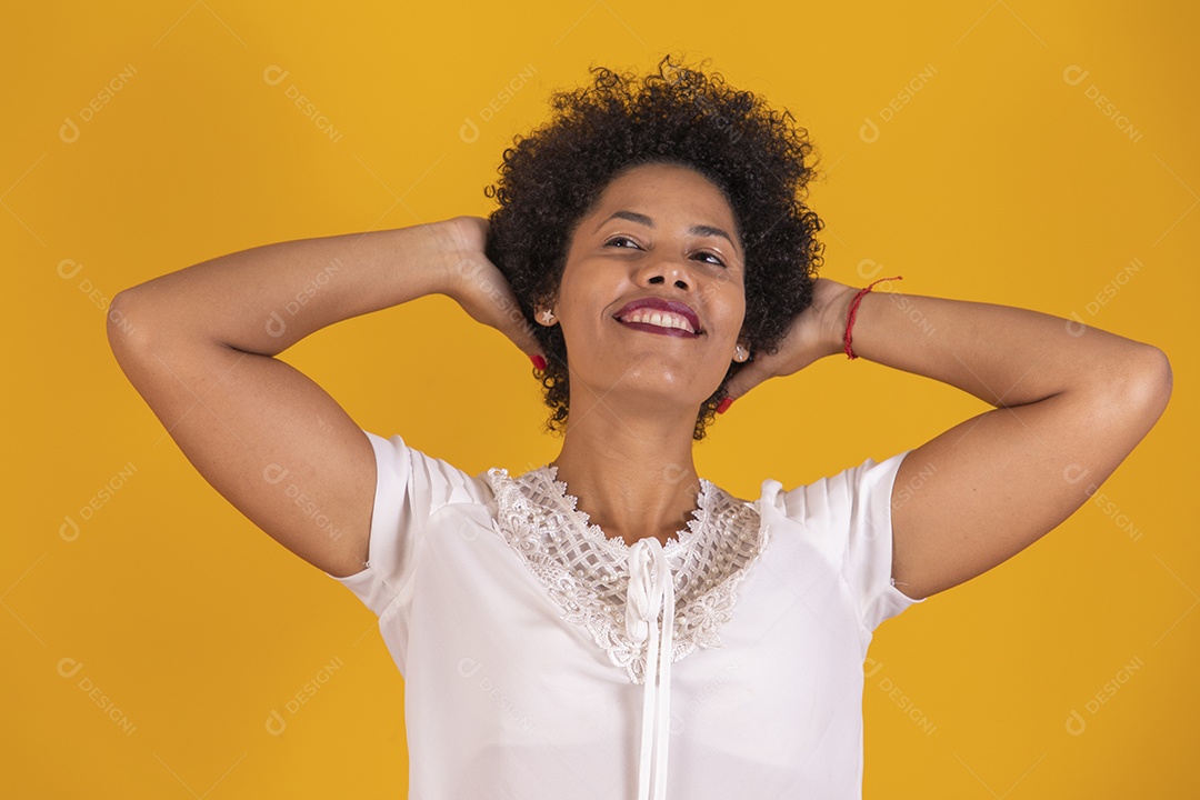 Linda mulher jovem cabelo afro sobre fundo isolado amarelo