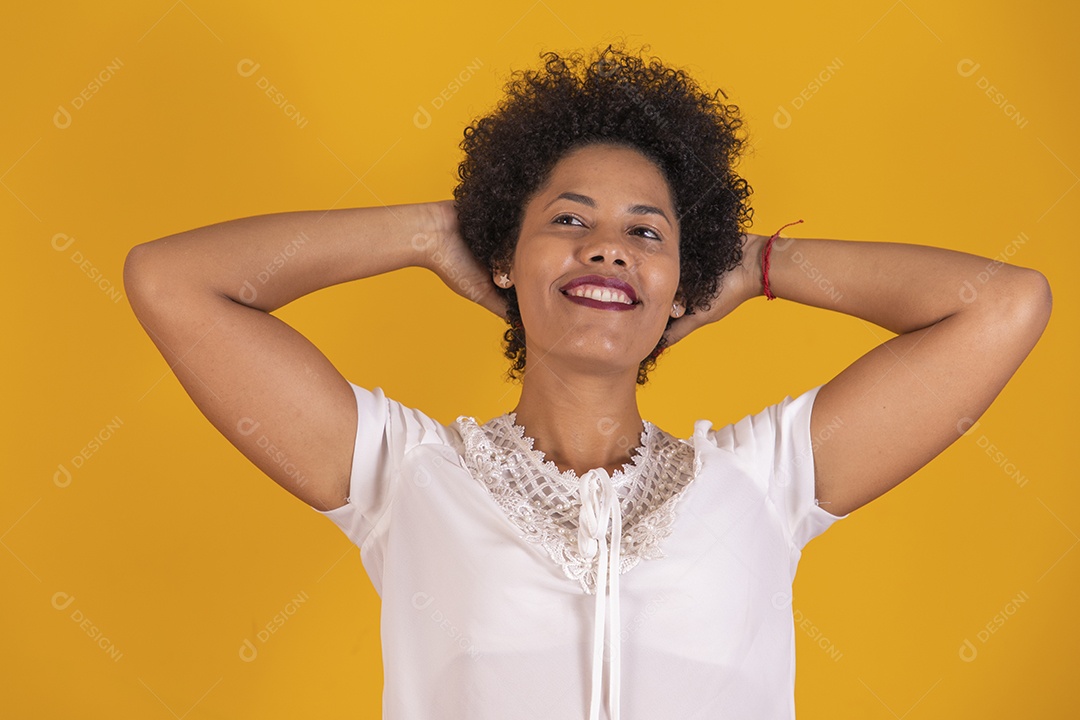 Linda mulher jovem cabelo afro sobre fundo isolado amarelo