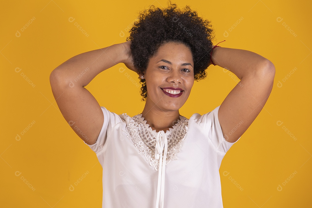 Linda mulher jovem cabelo afro sobre fundo isolado amarelo