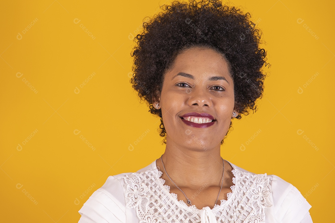 Linda mulher jovem cabelo afro sobre fundo isolado amarelo