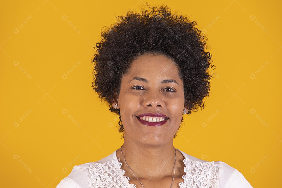 Linda mulher jovem cabelo afro sobre fundo isolado amarelo