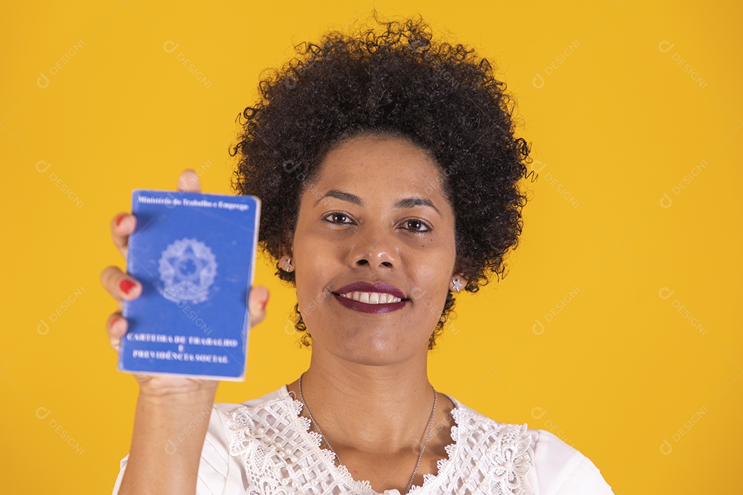 Linda mulher jovem segurando carteira de trabalho cabelo afro sobre fundo isolado amarelo
