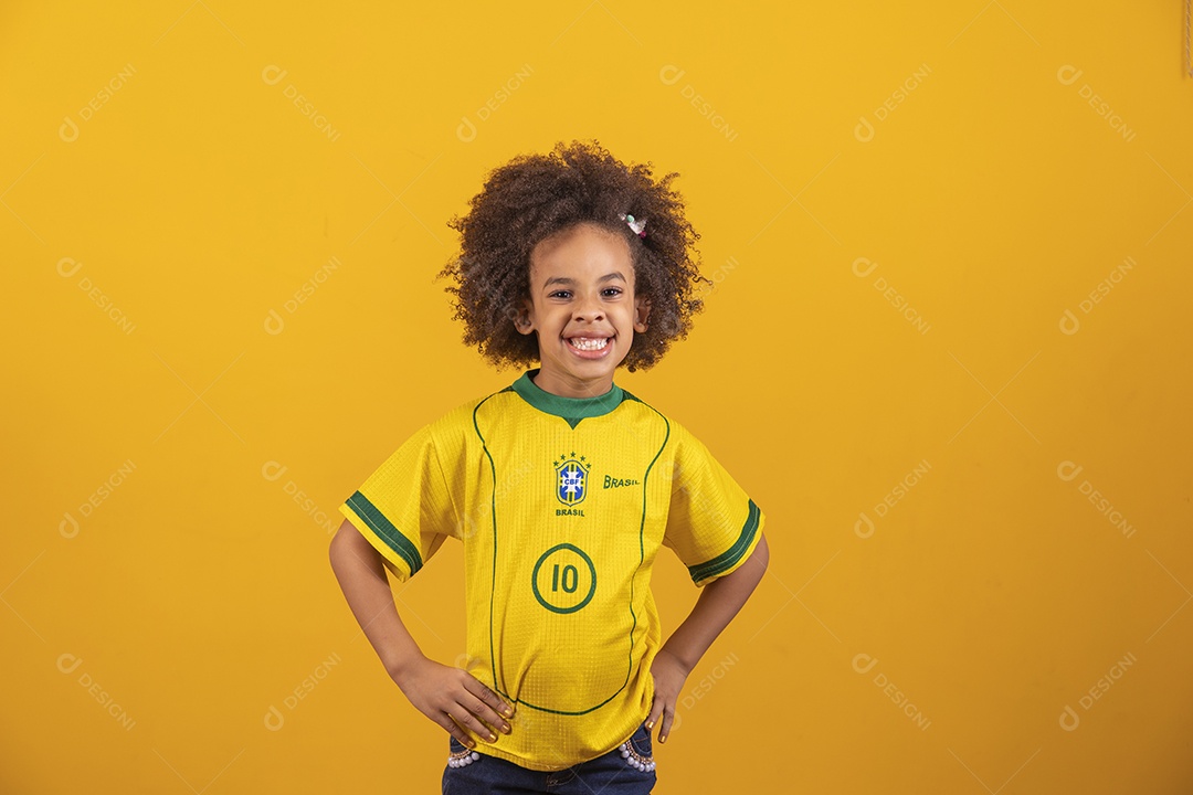 Linda garotinha cabelo afro usando camiseta da seleção brasileira