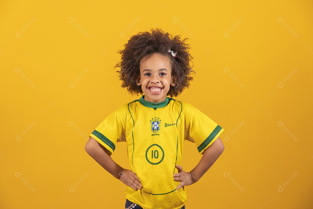 Linda garotinha cabelo afro usando camiseta da seleção brasileira