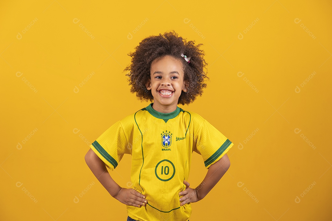 Linda garotinha cabelo afro usando camiseta da seleção brasileira