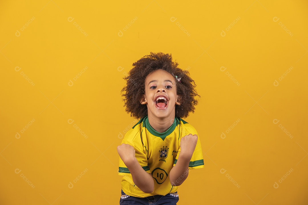 Linda garotinha cabelo afro usando camiseta da seleção brasileira