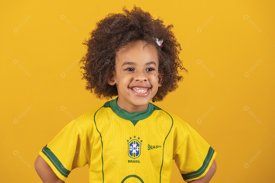 Linda garotinha cabelo afro usando camiseta da seleção brasileira