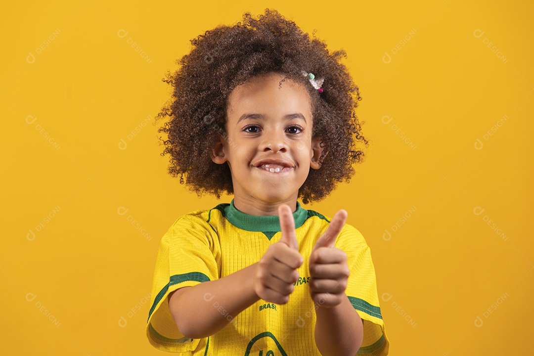 Linda garotinha cabelo afro usando camiseta da seleção brasileira