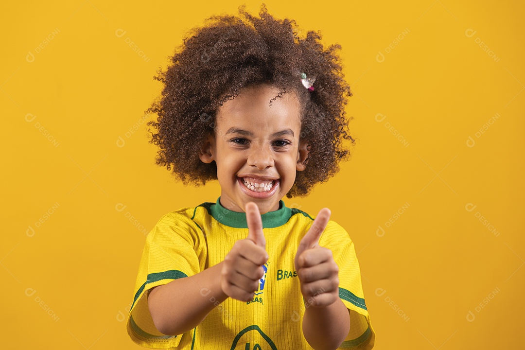 Linda garotinha cabelo afro usando camiseta da seleção brasileira