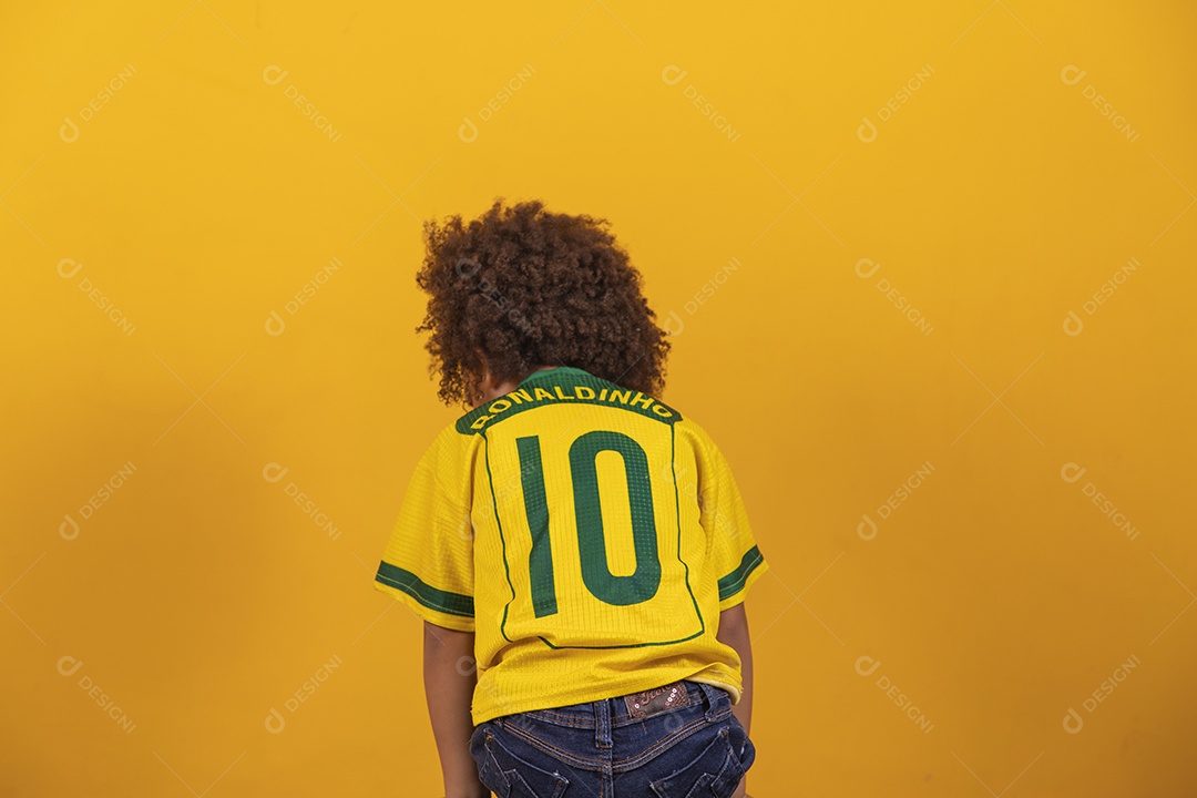 Linda garotinha cabelo afro usando camiseta da seleção brasileira