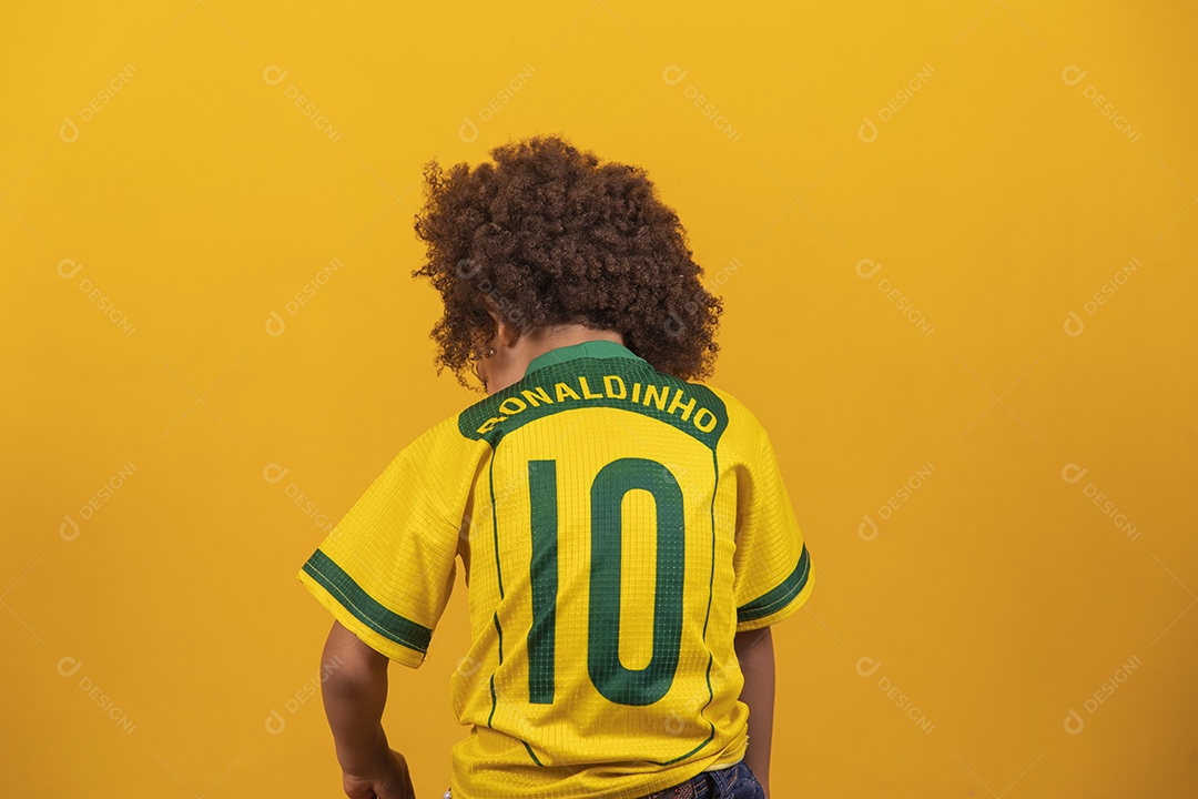 Linda garotinha cabelo afro usando camiseta da seleção brasileira