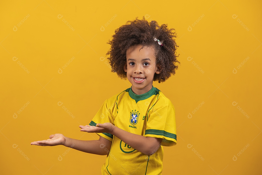 Linda garotinha cabelo afro usando camiseta da seleção brasileira