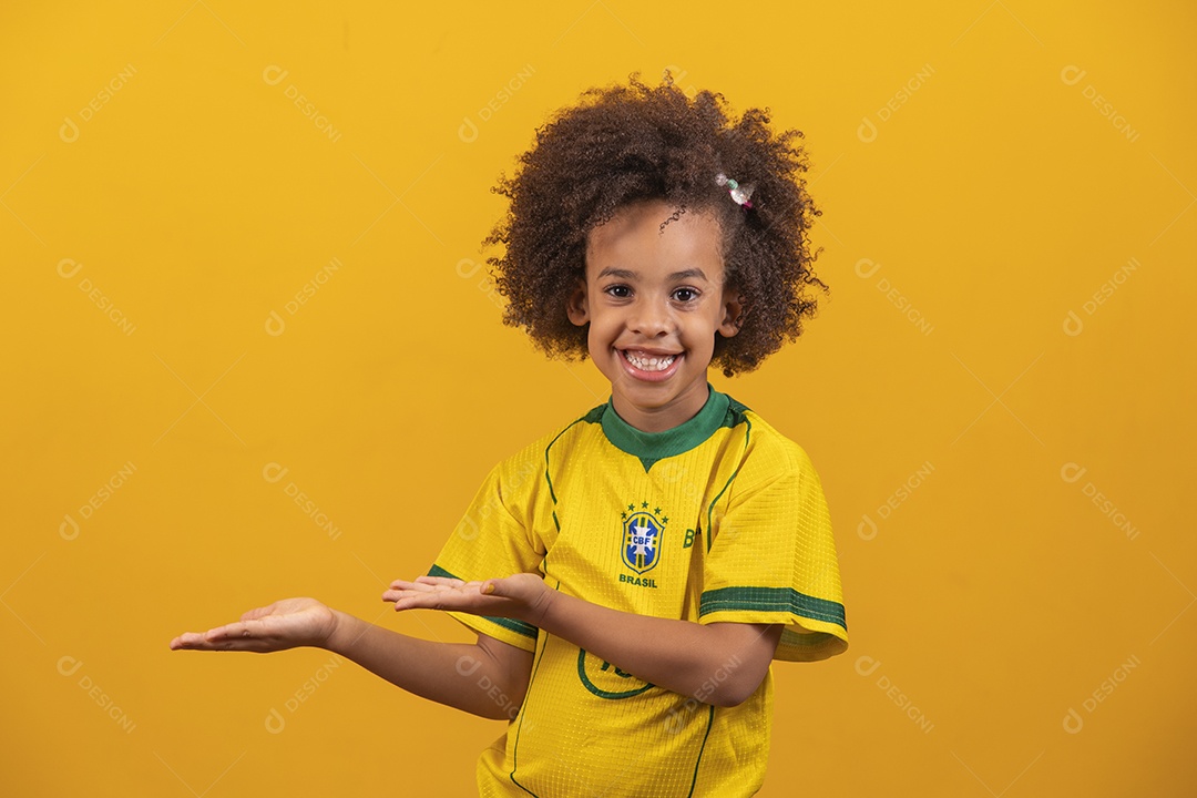 Linda garotinha cabelo afro usando camiseta da seleção brasileira