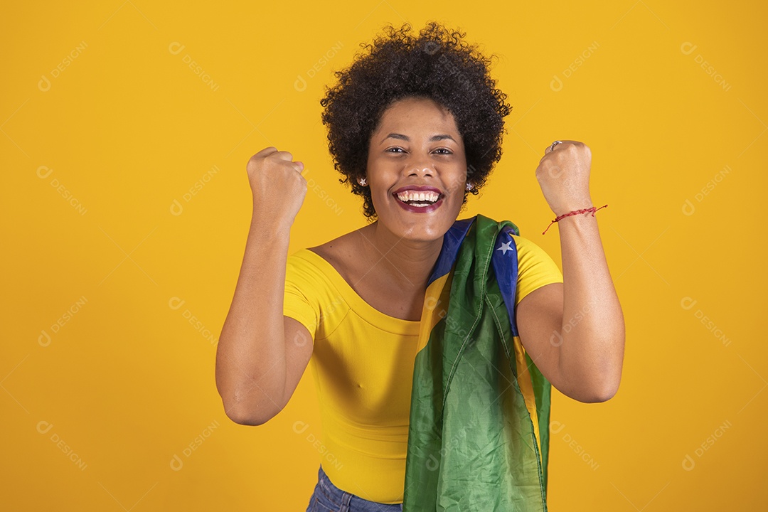 Torcedora brasileiro. Fã de mulher brasileira comemorando no futebol ou partida de futebol