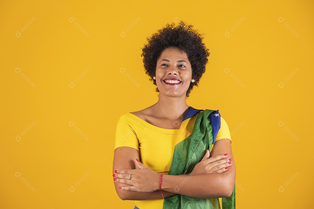 Torcedora brasileiro. Fã de mulher brasileira comemorando no futebol ou partida de futebol