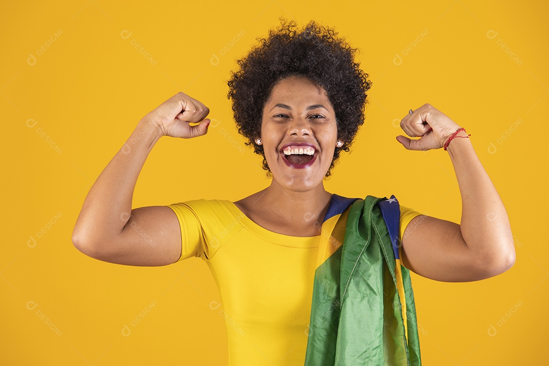 Torcedora brasileiro. Fã de mulher brasileira comemorando no futebol ou partida de futebol