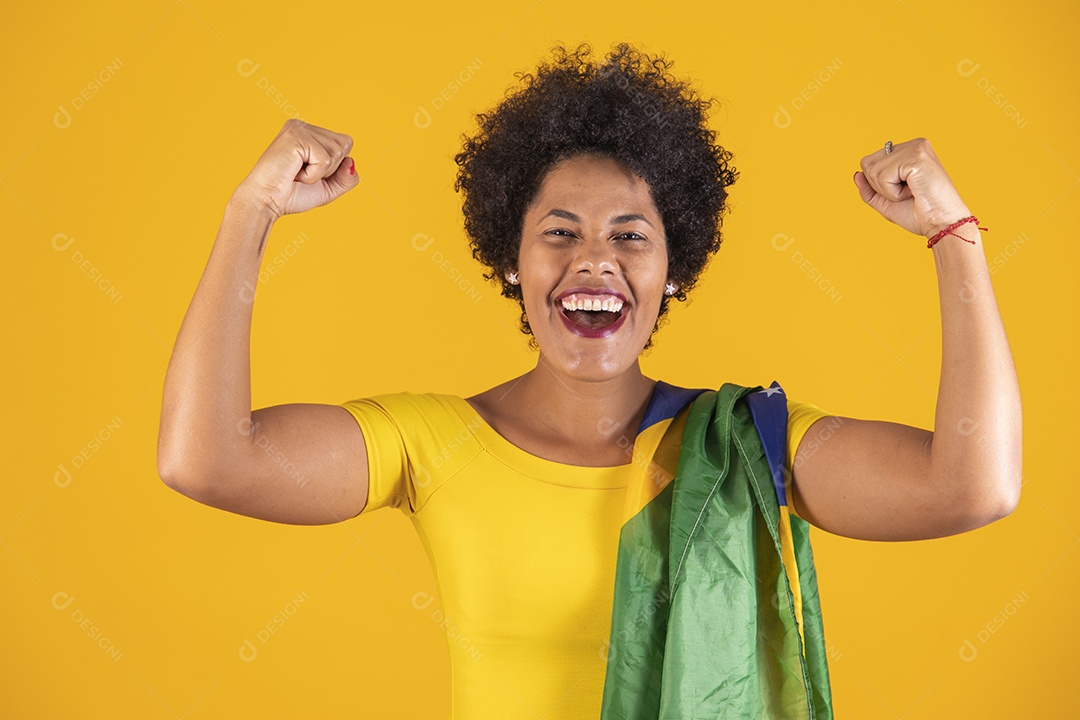 Torcedora brasileiro. Fã de mulher brasileira comemorando no futebol ou partida de futebol